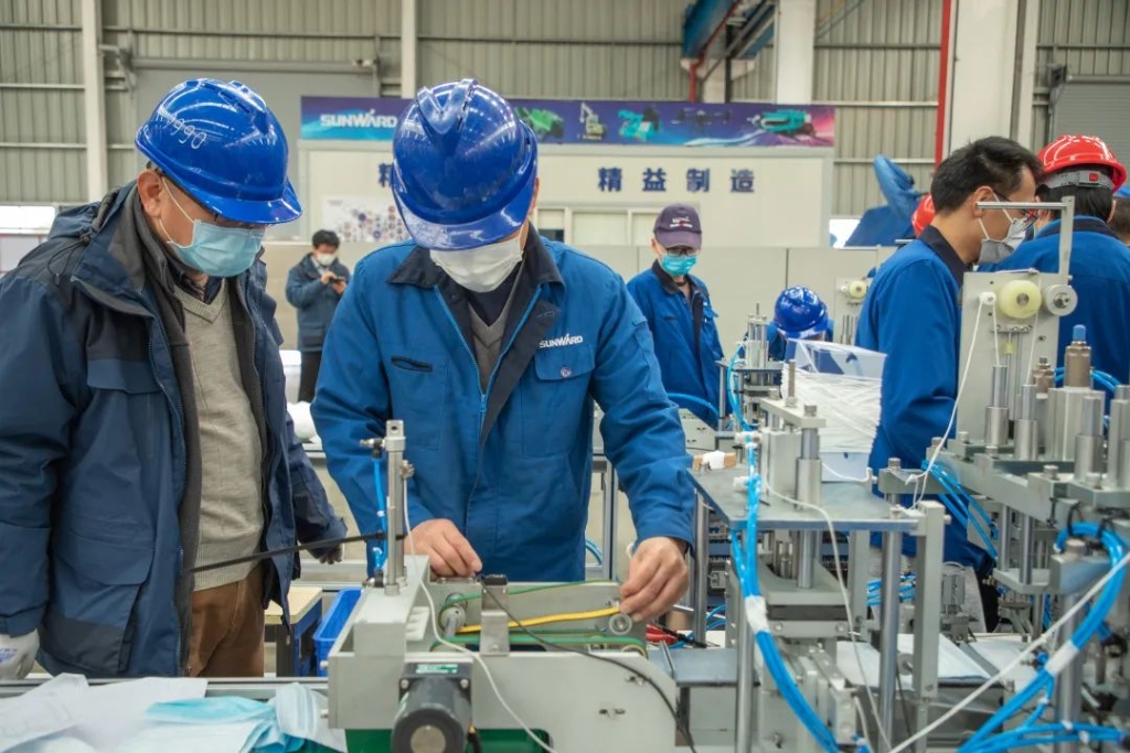 皇家国际智能首台口罩机交付客户