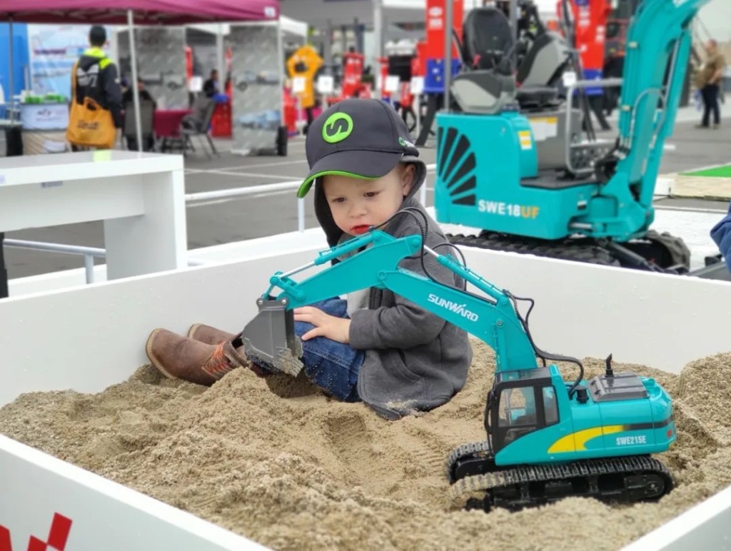 皇家国际智能全新亮相美国工程机械展