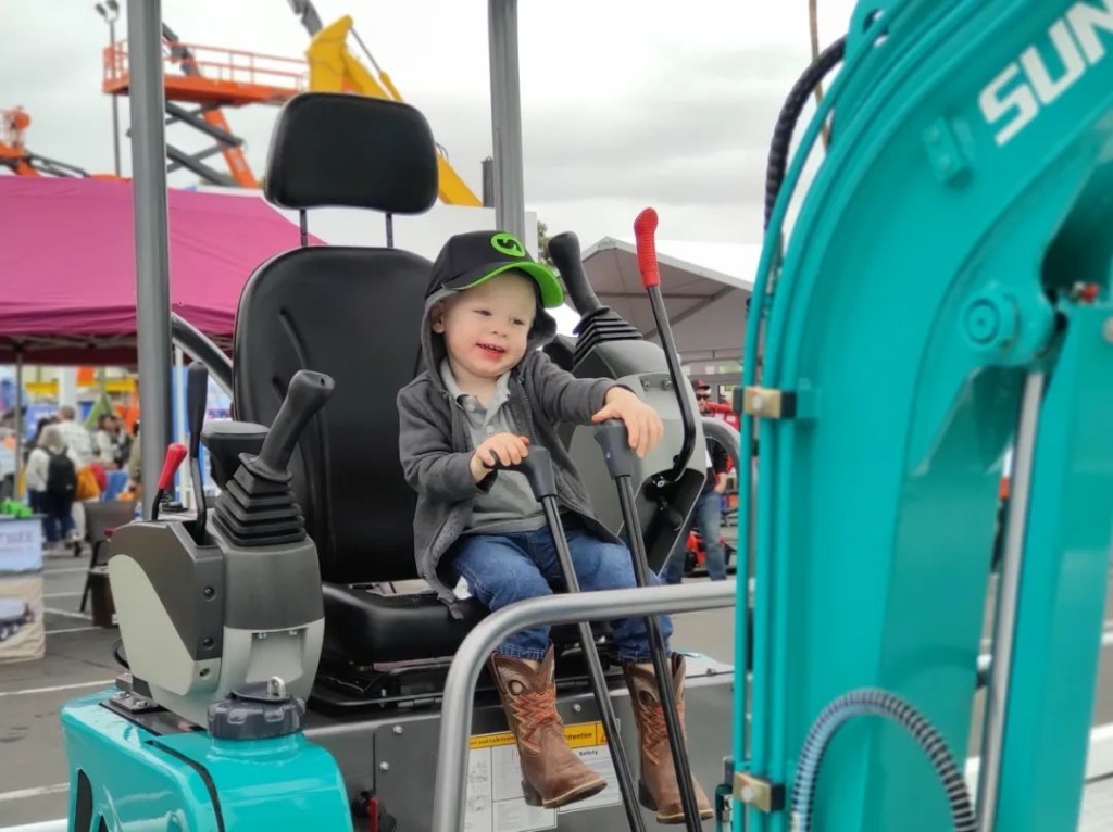 皇家国际智能全新亮相美国工程机械展