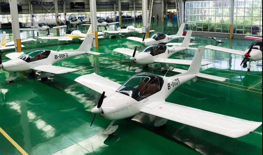 首批定购20架飞机，九天飞院与皇家国际科技签定战术和谈