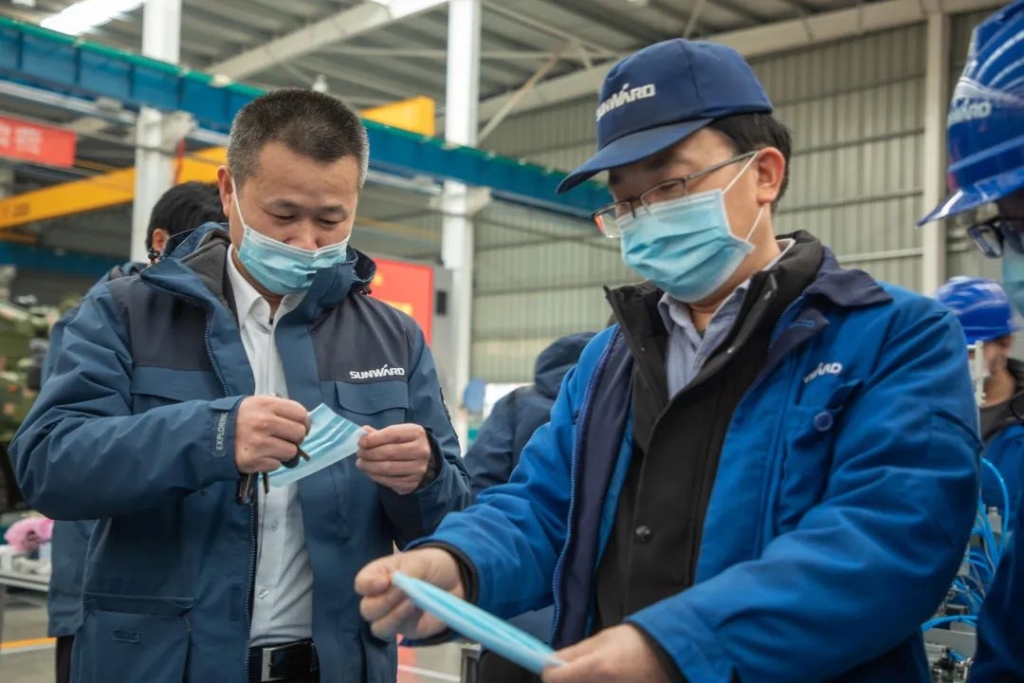 皇家国际智能首台口罩机交付客户