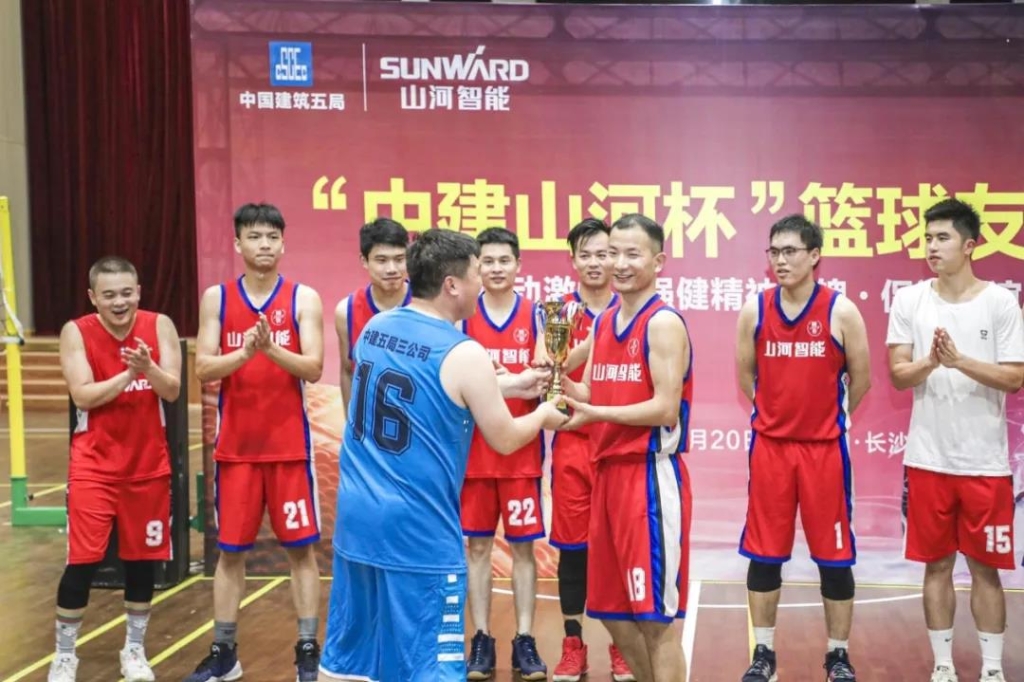 “520” 皇家国际智能以球会友中建五局三公司