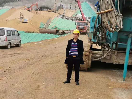 从事基础施工32年的老内行为皇家国际智能旋挖钻机代言