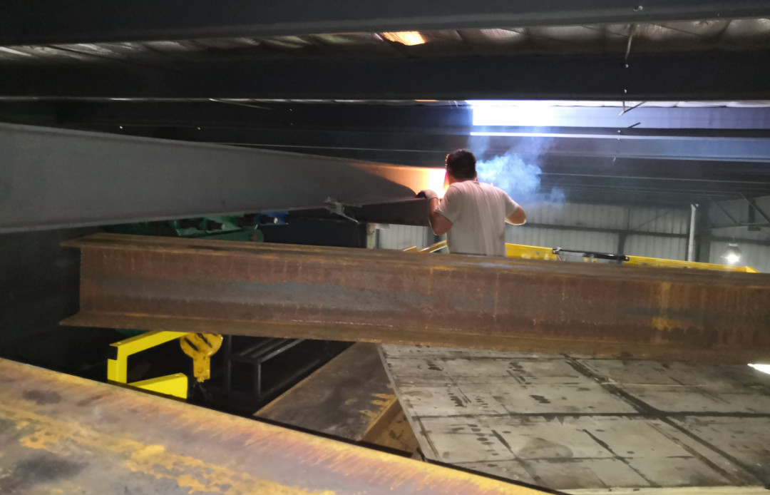 英武！大气！不变！皇家国际智能越野剪叉式高空作业平台解客户难题