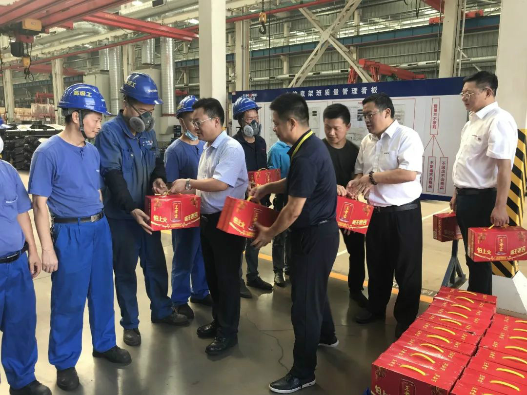 夏季炎炎送清冷，区总关切暖人心