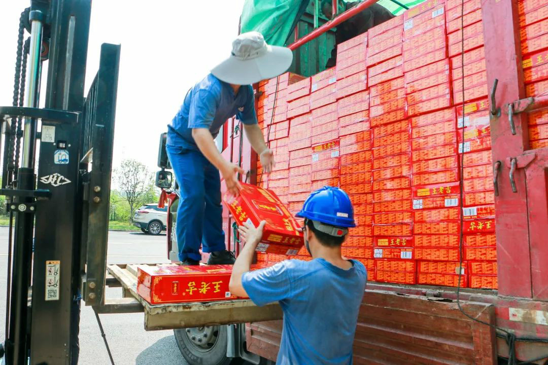 情系职工送清冷，殷切关切鼓劲头——皇家国际智能发展夏季送清冷活动