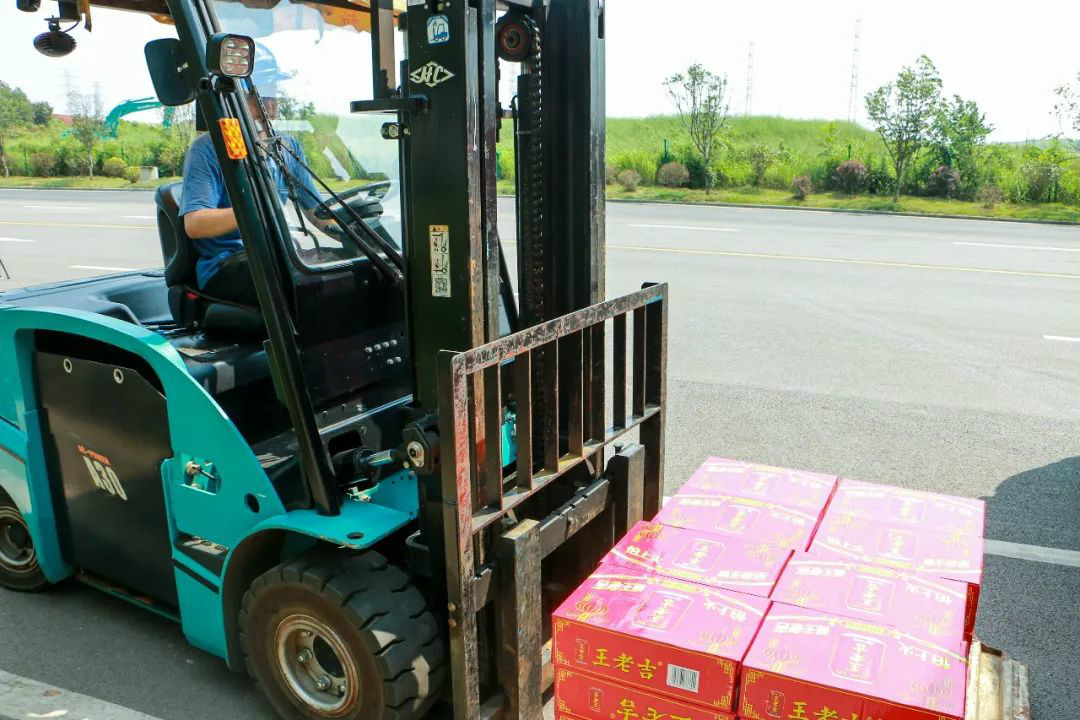 情系职工送清冷，殷切关切鼓劲头——皇家国际智能发展夏季送清冷活动