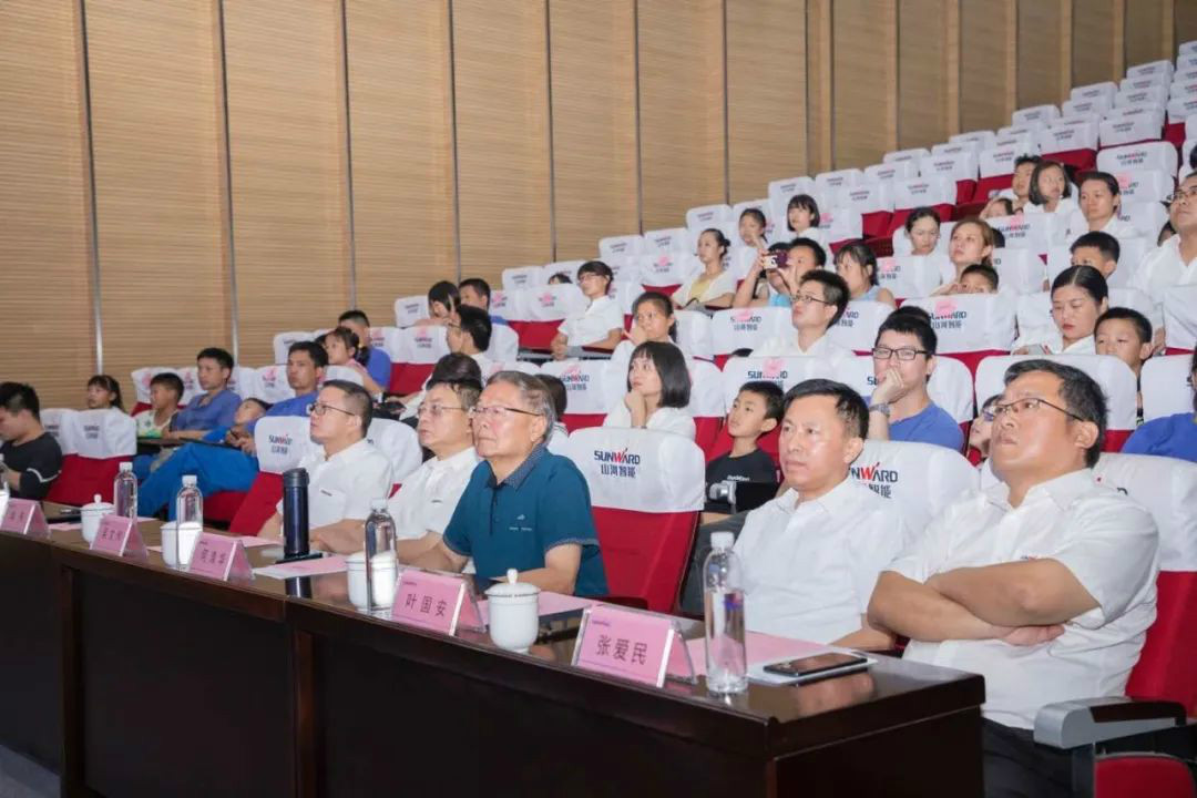 公司托管子女，员工暑期无忧 ——皇家国际智能职工子女暑期托管班开班