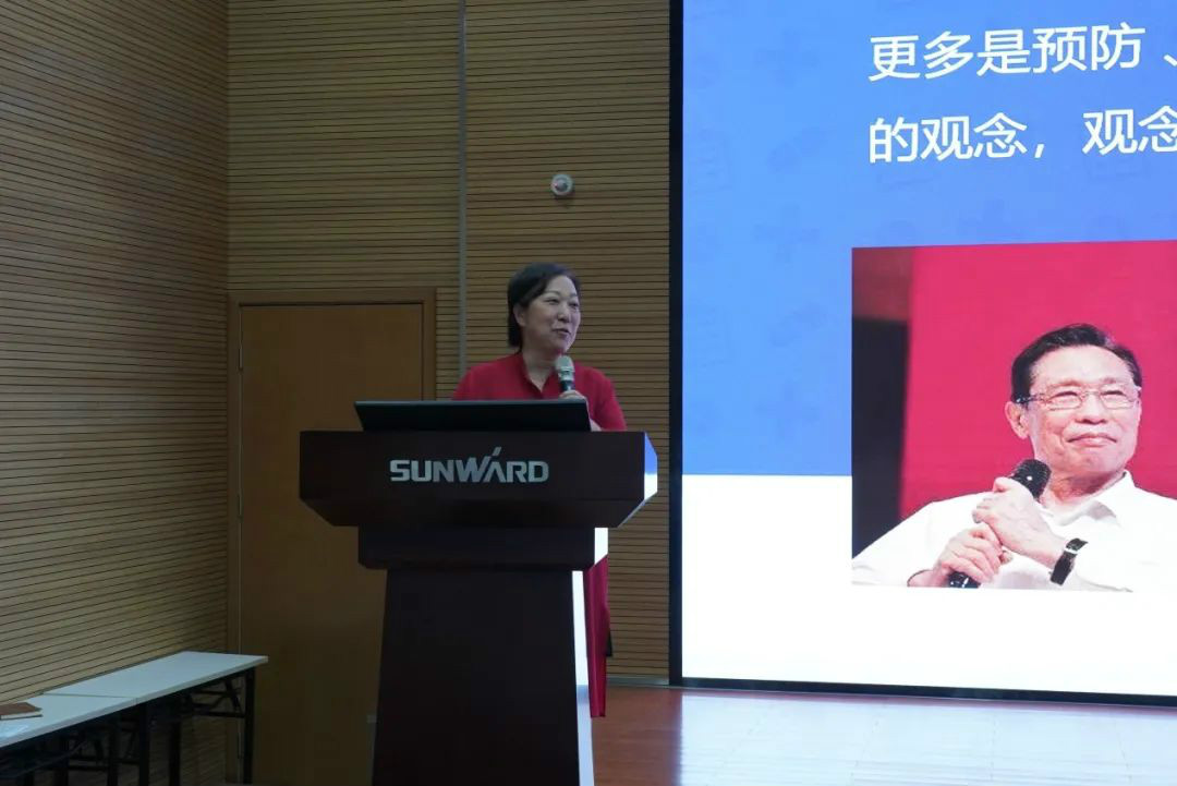 关爱科技工作者健全——健全科普进企业走进皇家国际智能