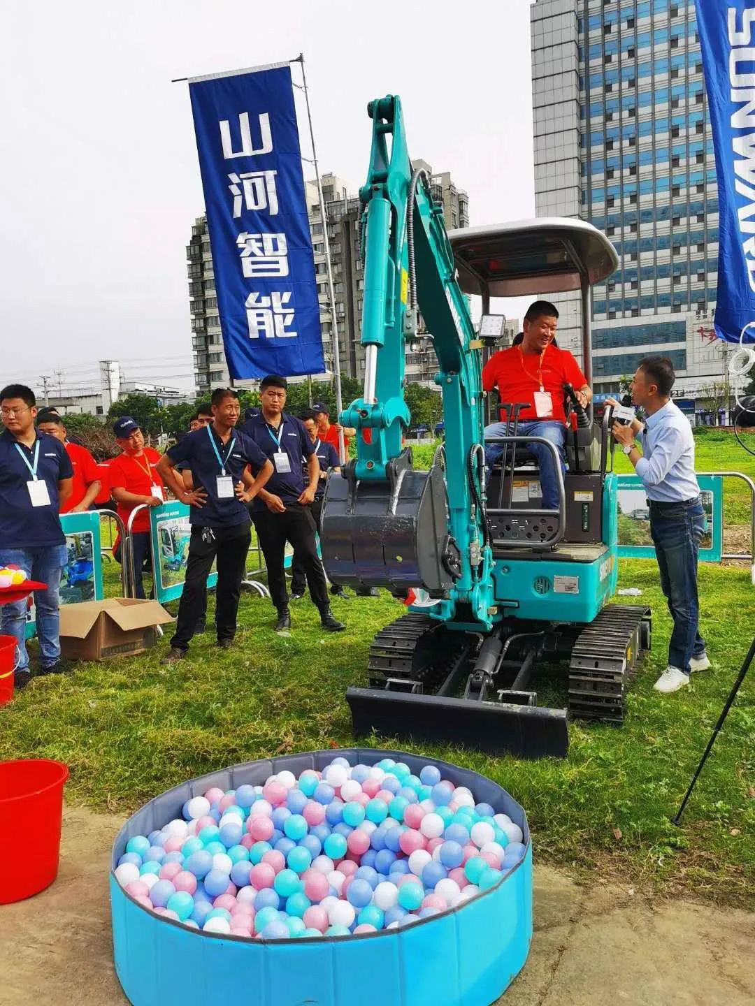 2020全球微挖大会 皇家国际智能精品微挖赢得满堂彩