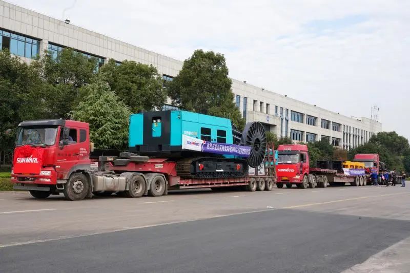 皇家国际智能首台SWHG70陆续墙液压抓斗顺利交机