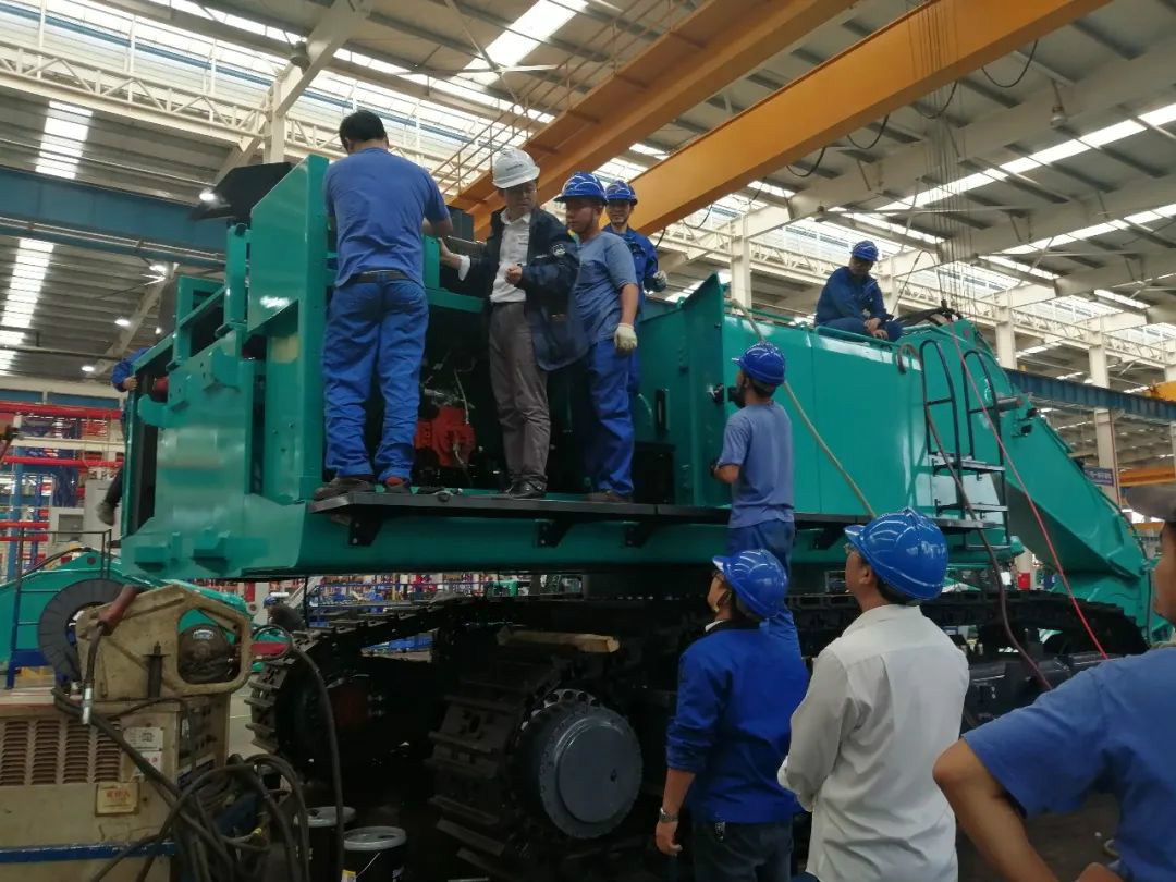 创新再出成就！皇家国际智能超大型履带式液压挖掘机下线