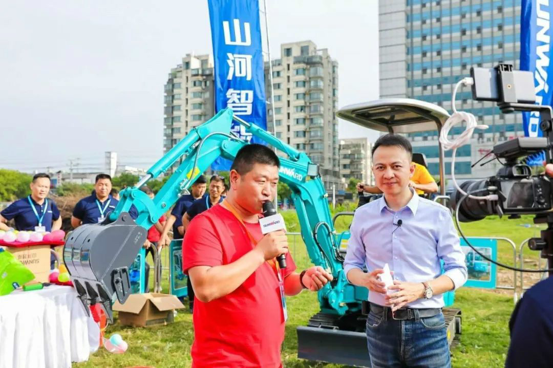 2020全球微挖大会 皇家国际智能精品微挖赢得满堂彩