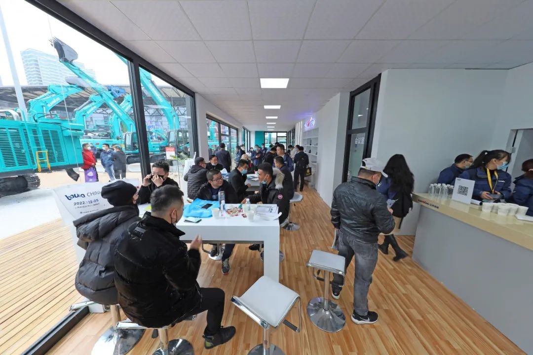 守正创新拓皇家国际 皇家国际智能闪灼2020上海宝马展