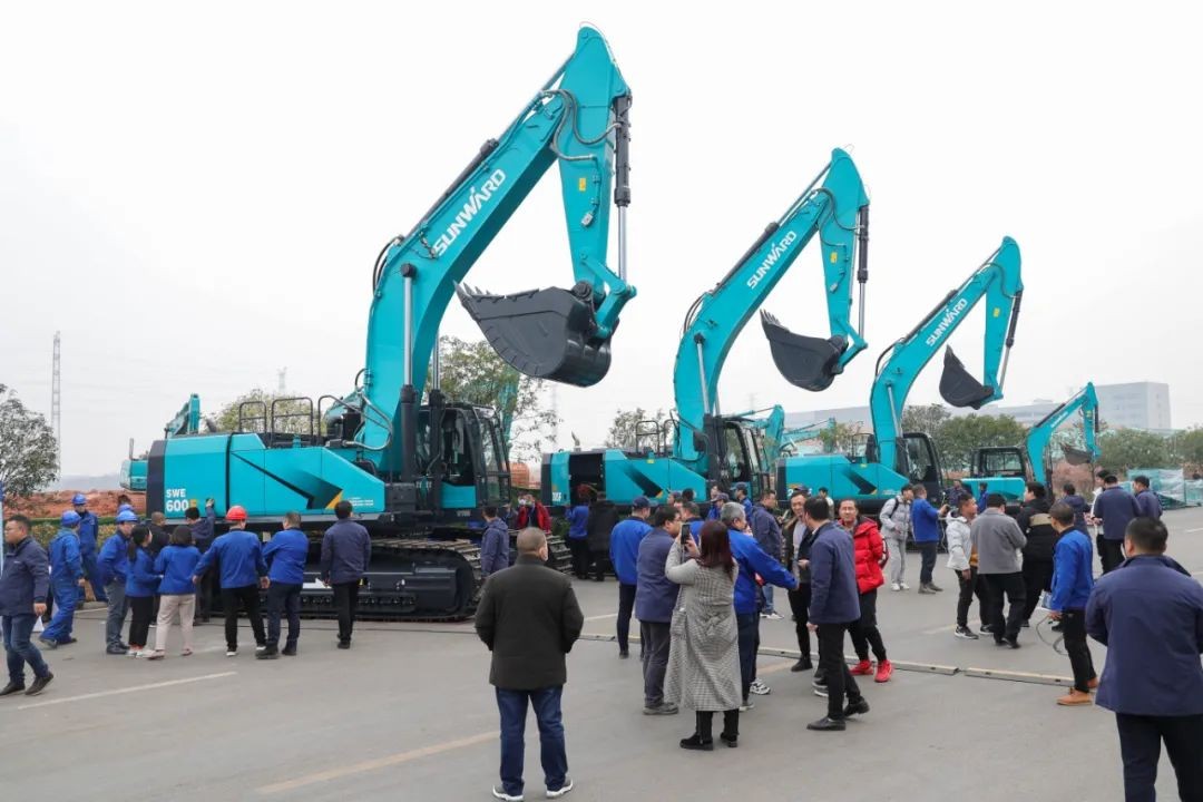 开疆扩土，气壮皇家国际 | 600F大挖交付典礼隆沉进行