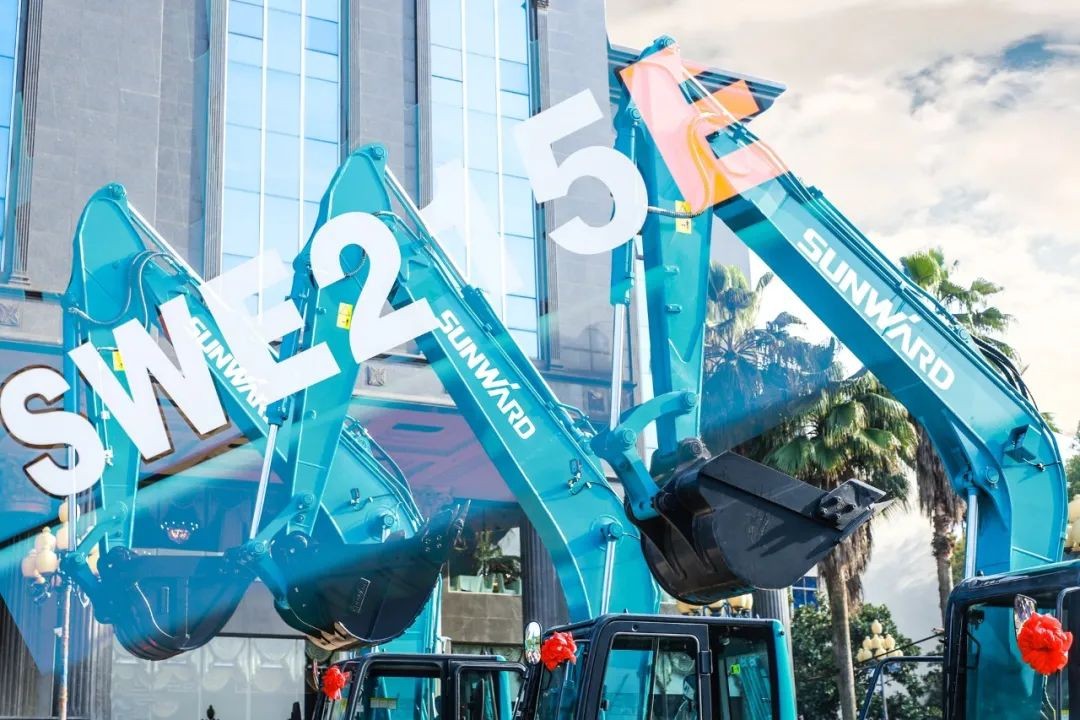 皇家国际智能挖掘机春季订货会长沙会场侧记