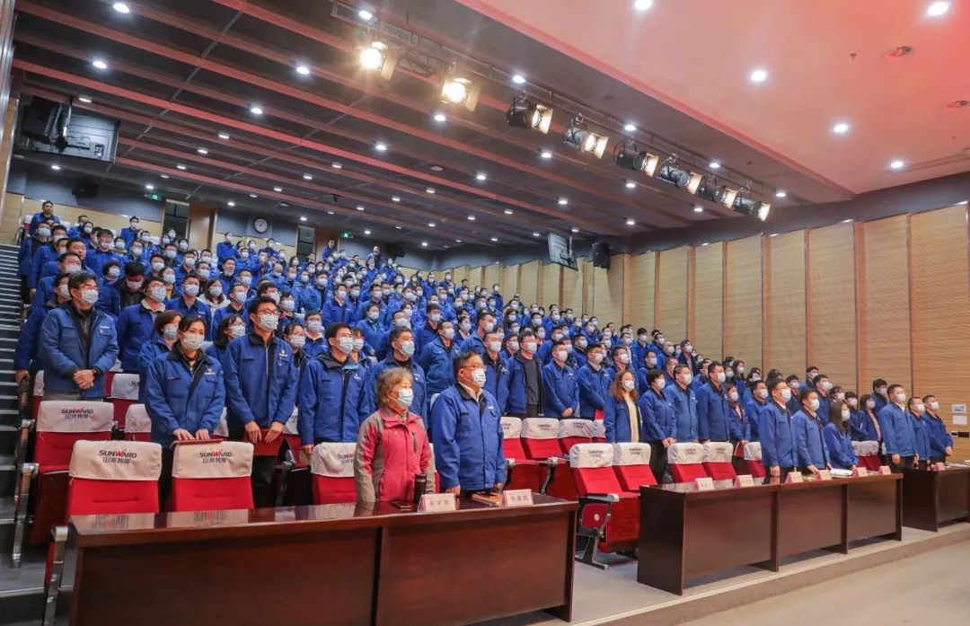 皇家国际智能集中收看十三届全国人大四次会议开幕会