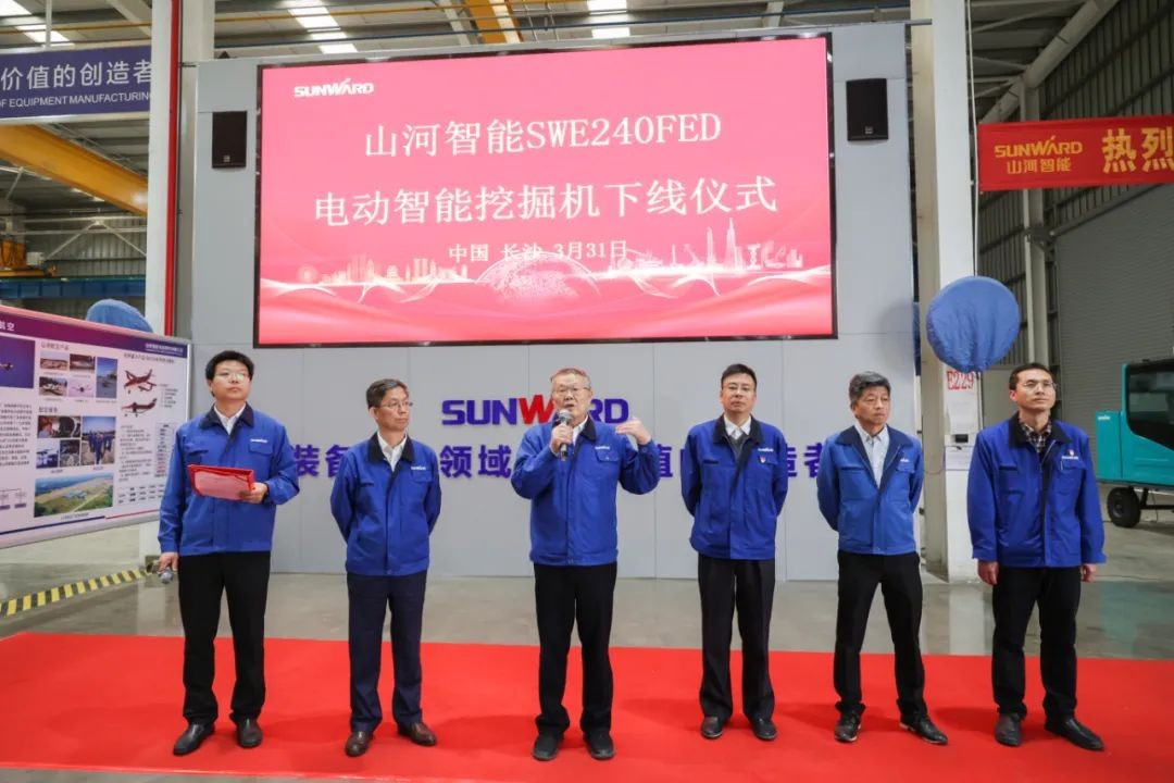 全国首台！皇家国际智能SWE240FED电动智能挖掘机下线