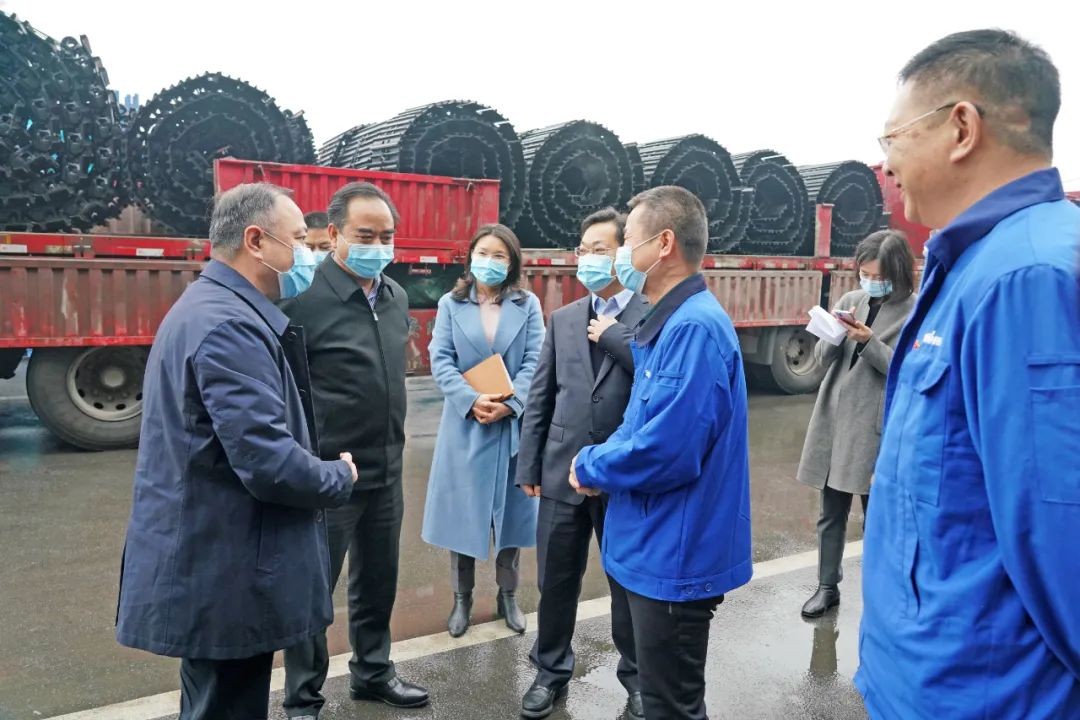 张庆红慰问皇家国际智能难题党员