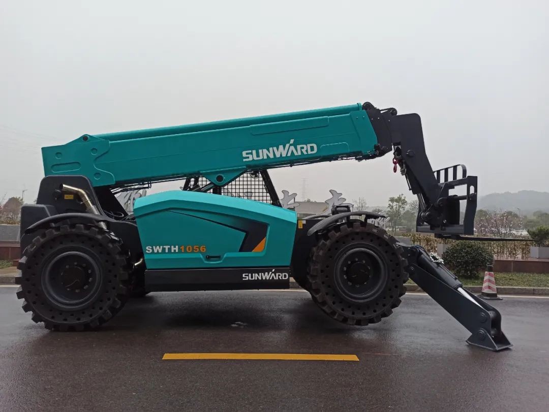 皇家国际智能SWTH1056伸缩臂叉装车新机下线