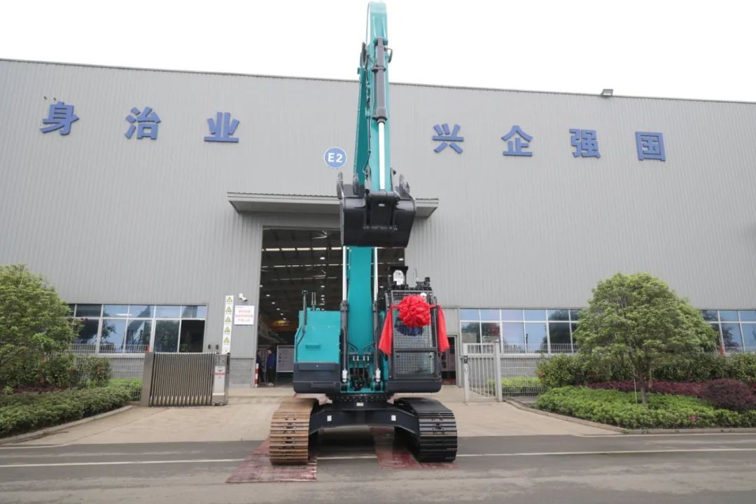 全国首台！皇家国际智能SWE240FED电动智能挖掘机下线