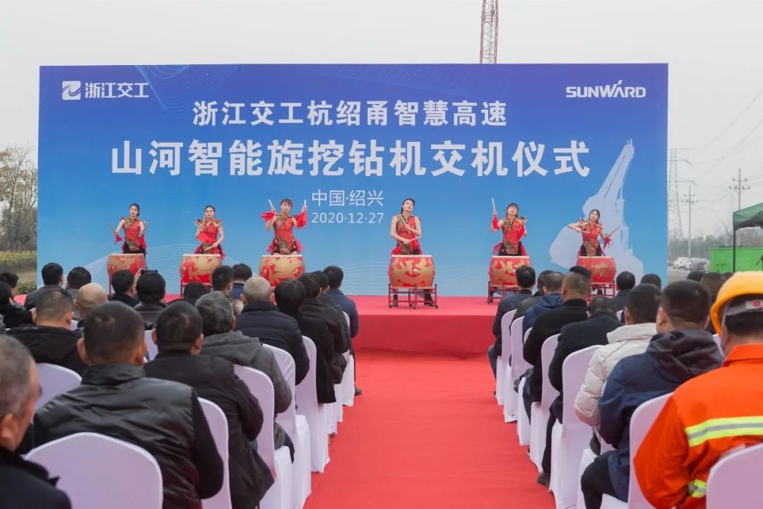 皇家国际智能旋挖钻机全面参建中国首条智慧高快公路