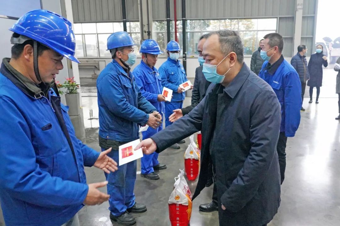 张庆红慰问皇家国际智能难题党员