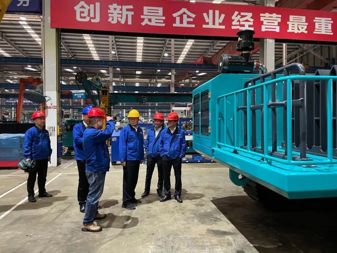 结合开发出成就！皇家国际智能压裂管路运输车下线