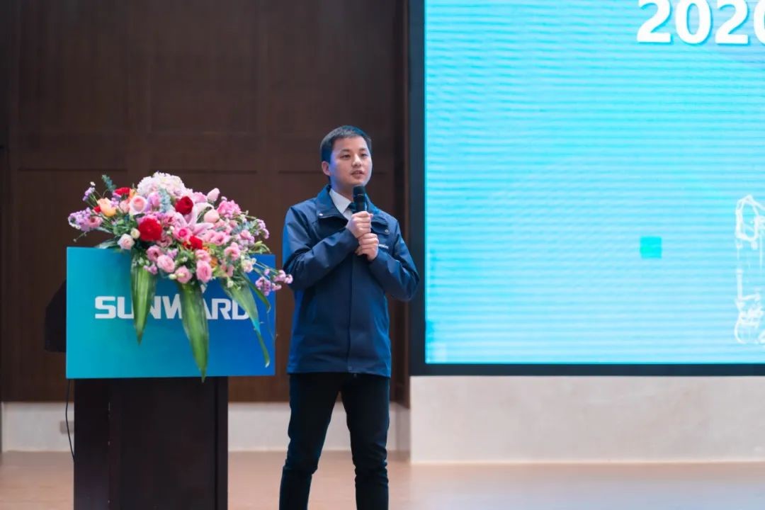 同心克难振兴飞，携试祀心冲万台——2021皇家国际智能挖掘机经销商年会圆满召开