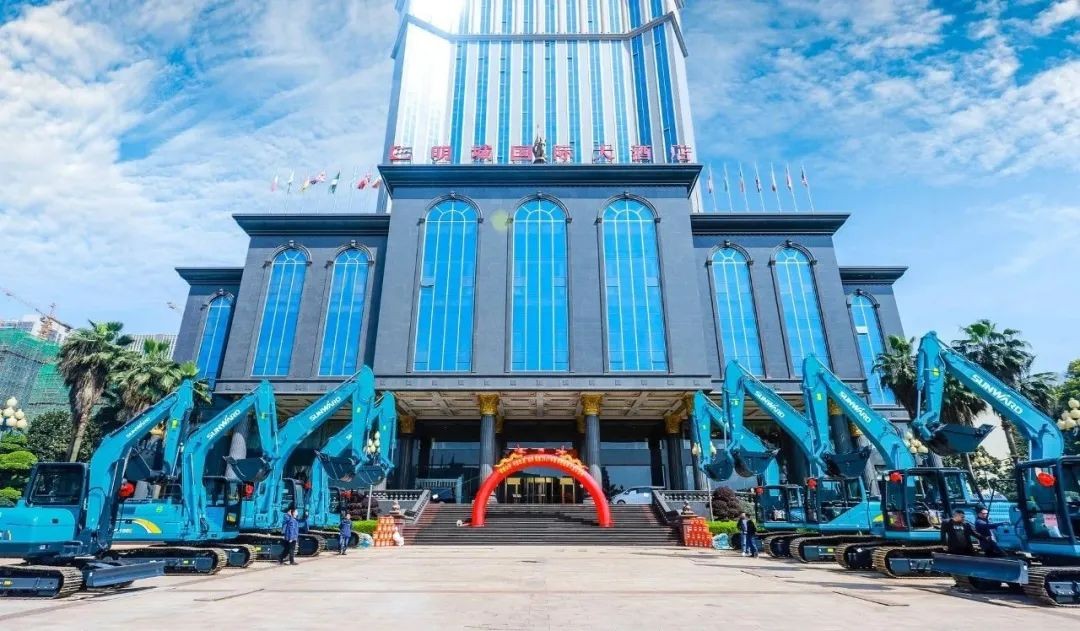 皇家国际智能挖掘机春季订货会长沙会场侧记