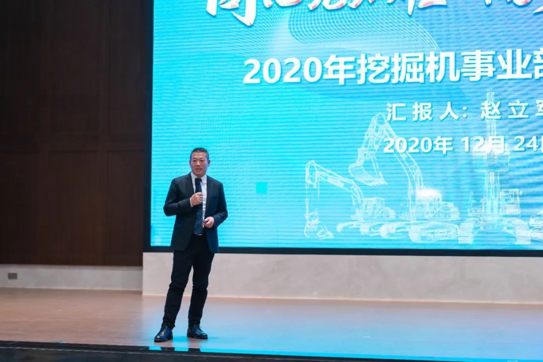 同心克难振兴飞，携试祀心冲万台——2021皇家国际智能挖掘机经销商年会圆满召开