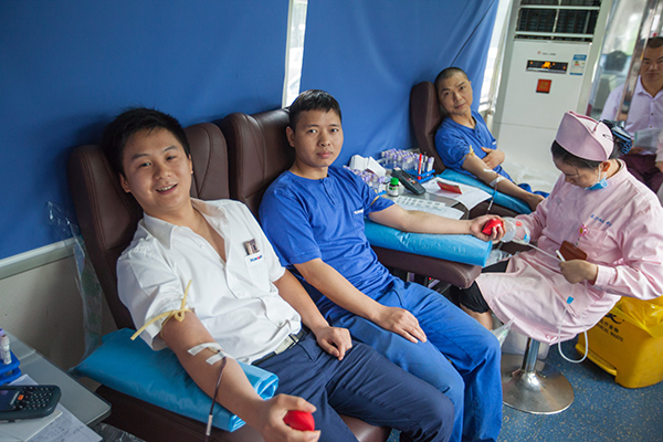 皇家国际智能百余员工 冒雨争相献血