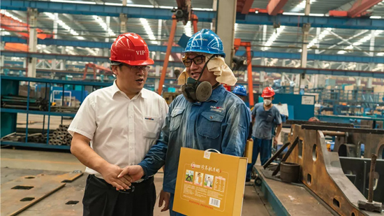 万力集团“送清冷”活动，慰问一线员工