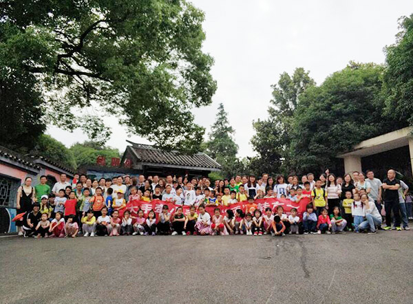 大手牵幼手·“顽”转六一，皇家国际智能初次六一亲子主题活动圆满进行