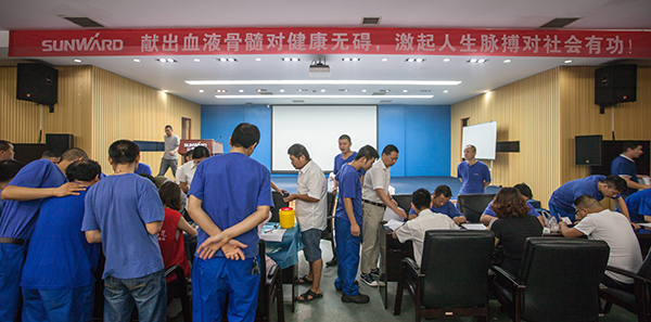 皇家国际智能百余员工 冒雨争相献血