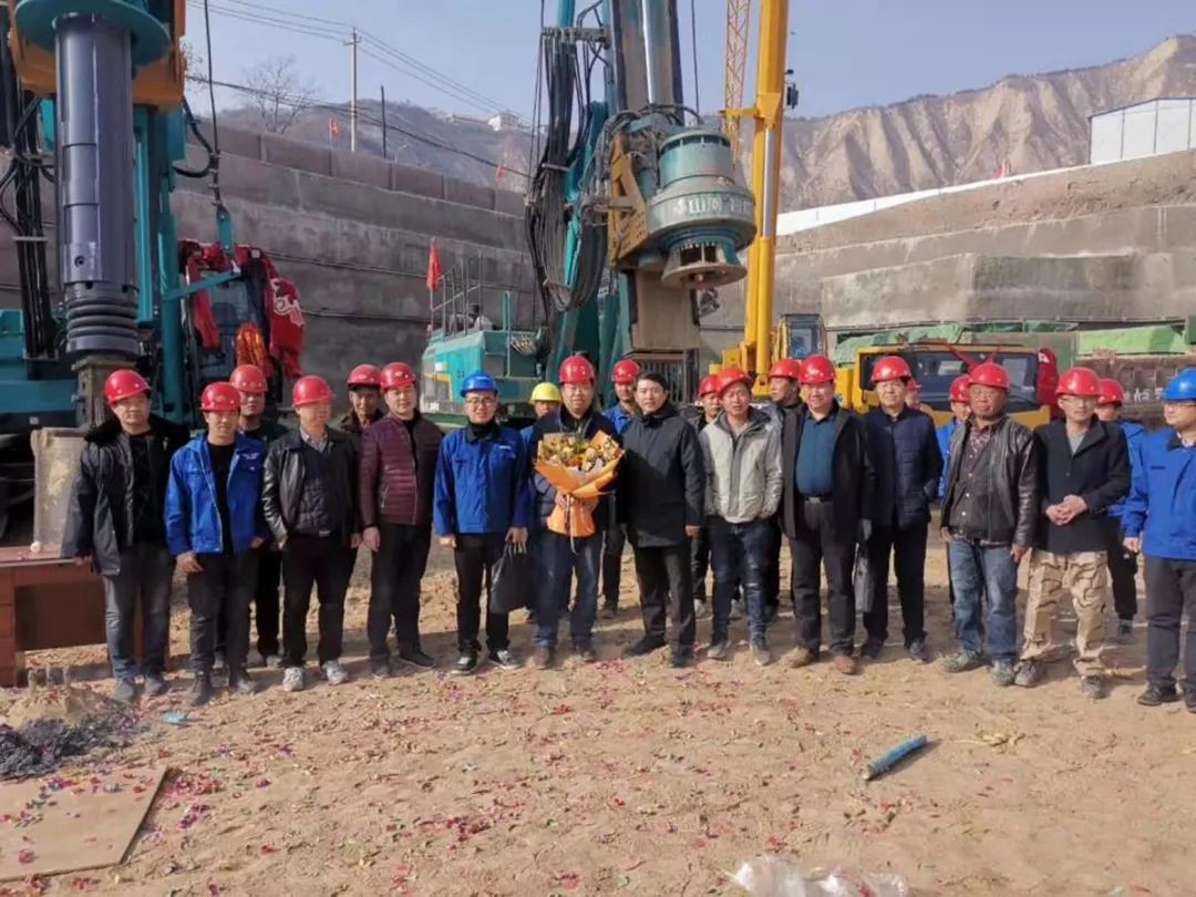 金戈铁马工程路 风雨无阻选皇家国际