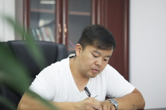 六年六台挖机 邓老板是个“皇家国际迷”