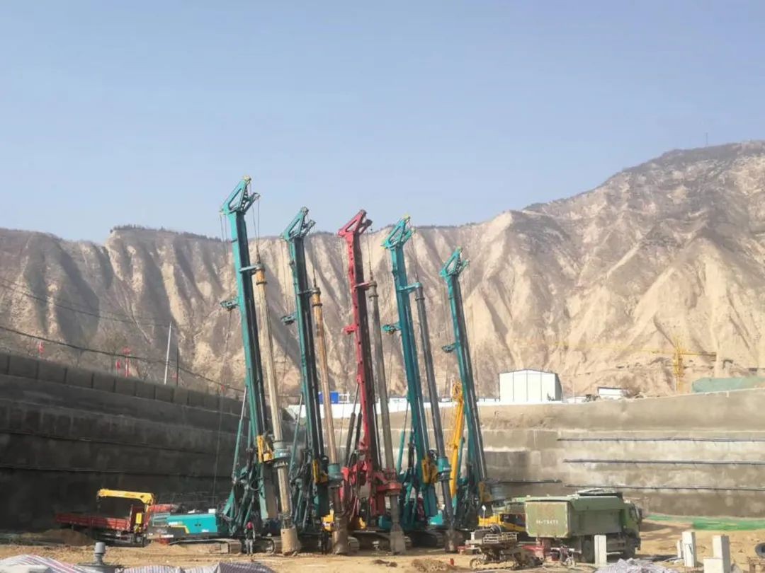 金戈铁马工程路 风雨无阻选皇家国际