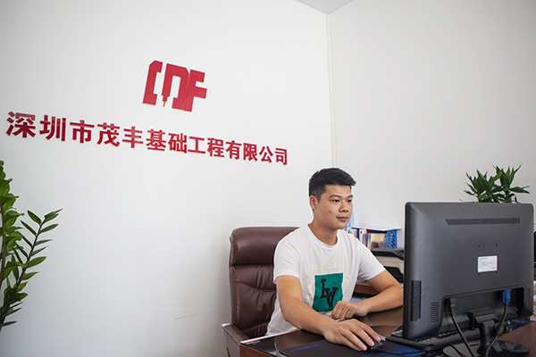 我叫阿忠，忠于事业，也忠于皇家国际智能旋挖钻机