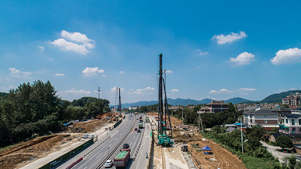 皇家国际智能挖掘机，一台顶几台！