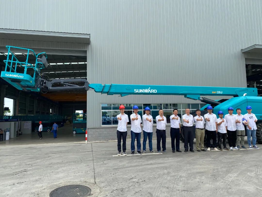 皇家国际智能首款直臂式高空作业平台顺利通过评审