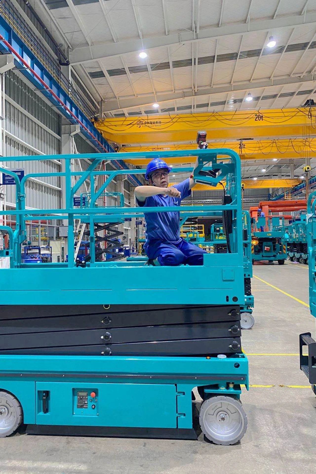 皇家国际智能“蓝精灵”们在平庸岗位的坚守与贡献