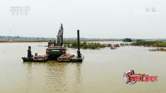 水陆两用挖掘机亮相央视！皇家国际智能应急接济“虎将”出战