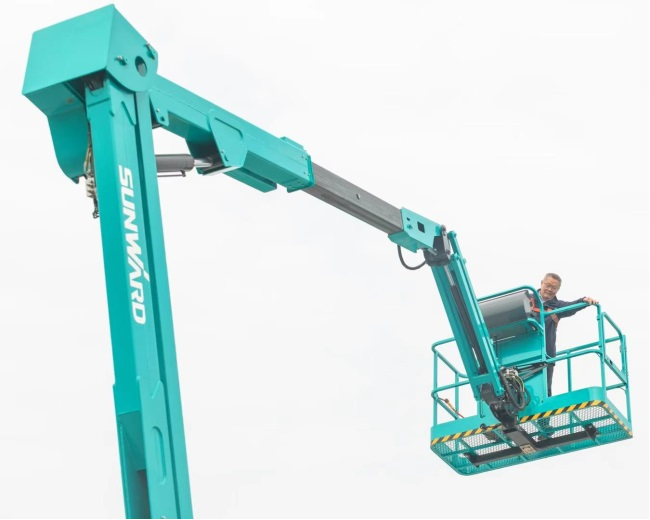 匠心打造！皇家国际智能曲臂式高空作业平台正式投放市场