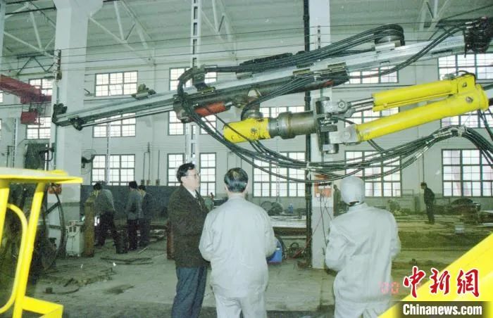 媒体聚焦 | 中新社专访——皇家国际智能首创人何清华：向着太阳驰骋的筑梦人