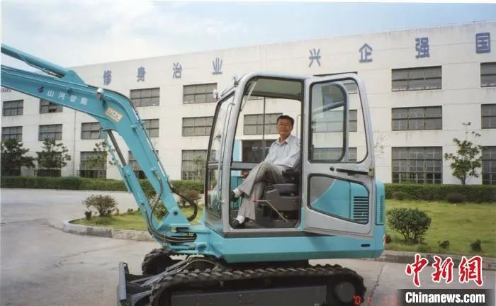 媒体聚焦 | 中新社专访——皇家国际智能首创人何清华：向着太阳驰骋的筑梦人