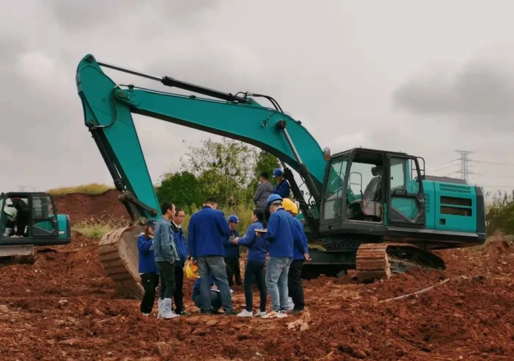 一路来“找茬”！10位“超等履历官”试驾皇家国际智能最新“F系劣妆挖掘机