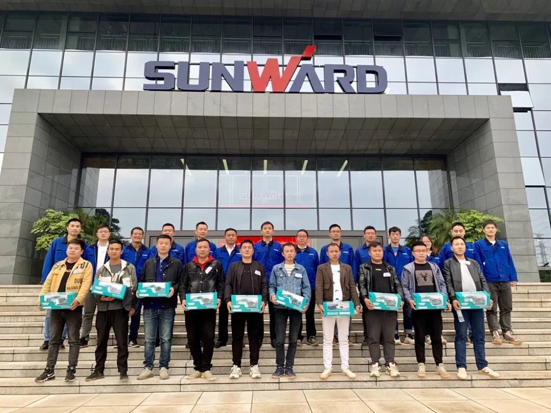 一路来“找茬”！10位“超等履历官”试驾皇家国际智能最新“F系劣妆挖掘机