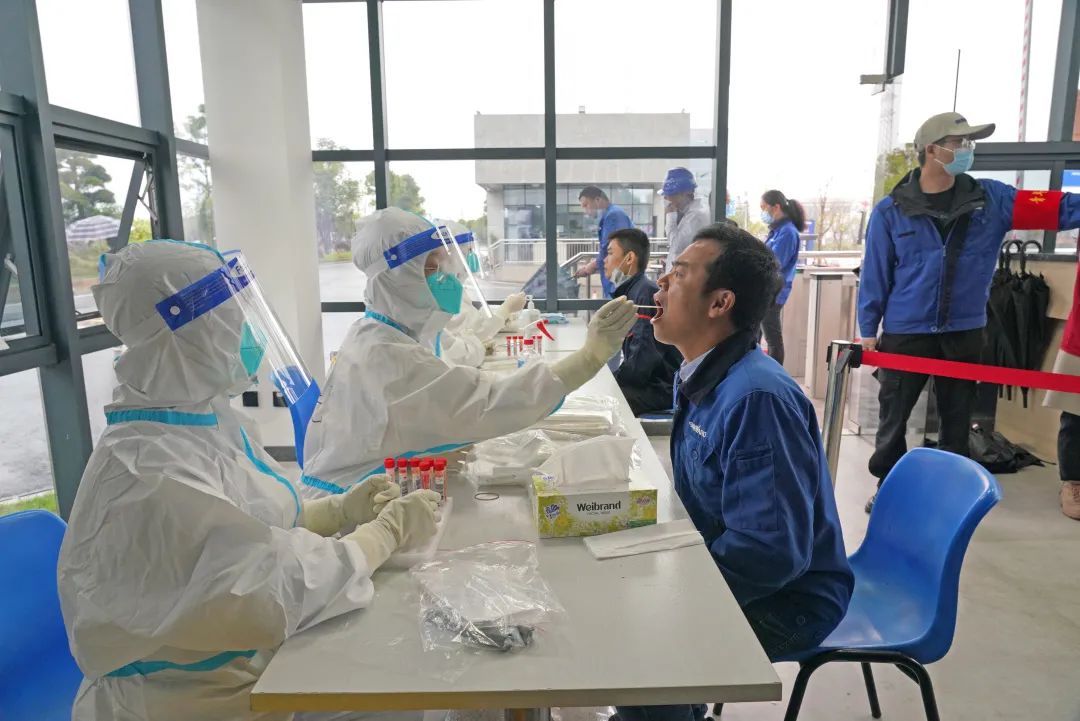 采样实现率近100%！皇家国际智能第一功夫发展全员核酸检测，保险安全出产