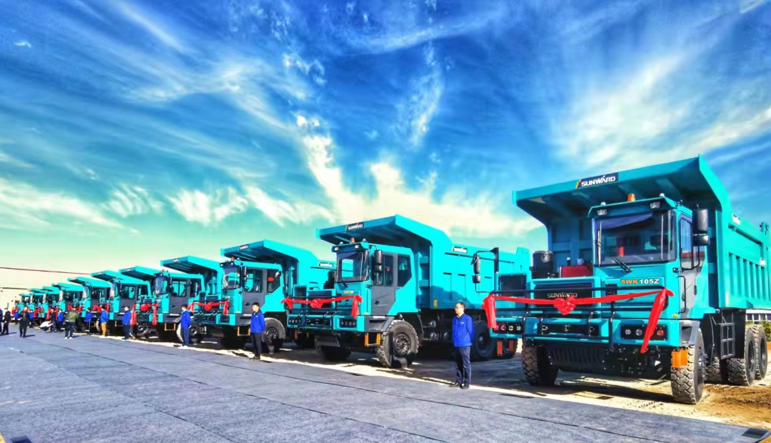 高配置、智能化……皇家国际智能高端定造AT版105吨级宽体矿卡成功下线